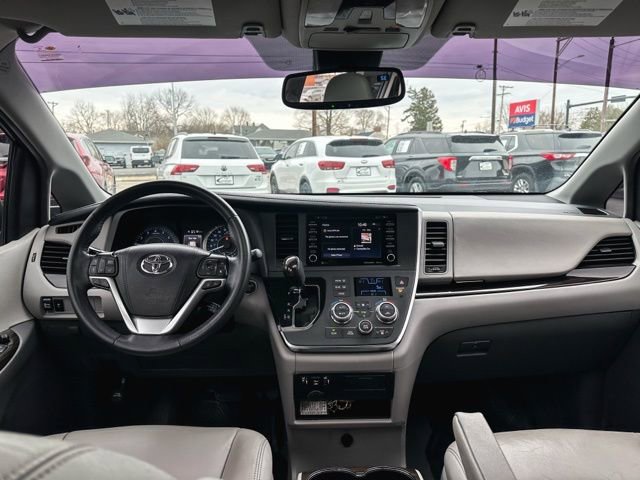 Used 2019 Toyota Sienna XLE image 21