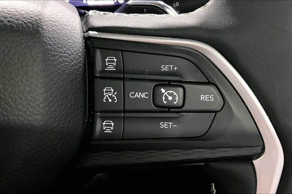 Used 2024 Jeep Grand Cherokee Altitude image 12