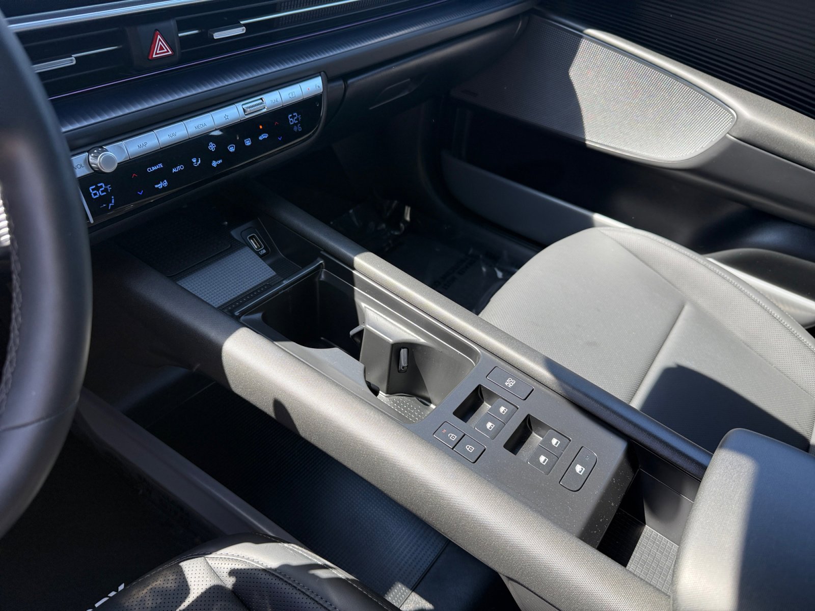 Used 2024 Hyundai Ioniq 6 Limited image 13