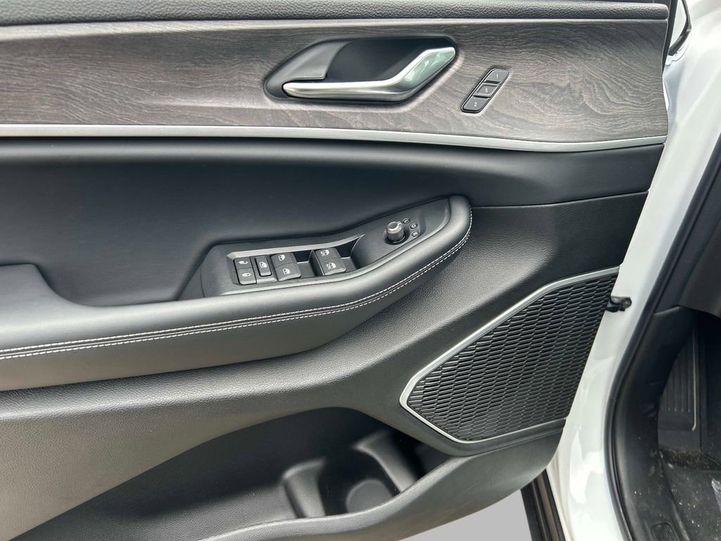 New 2025 Jeep Grand Cherokee Limited w/ Luxury Tech Group II image 9