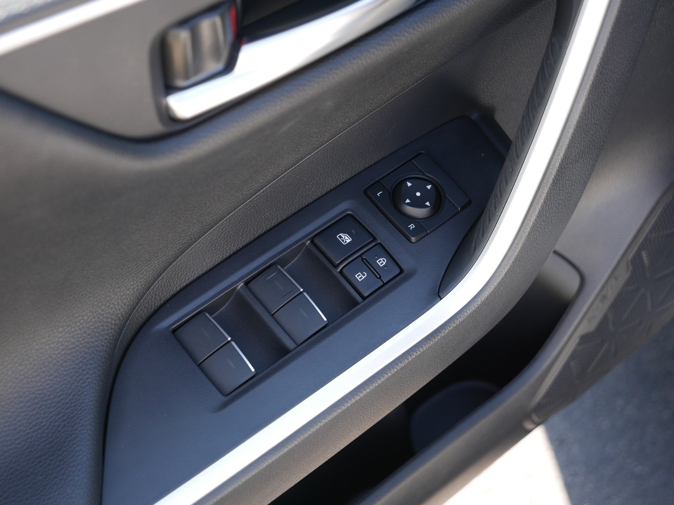 Used 2025 Toyota RAV4 XSE w/ Weather Package AWD/4WD image 19