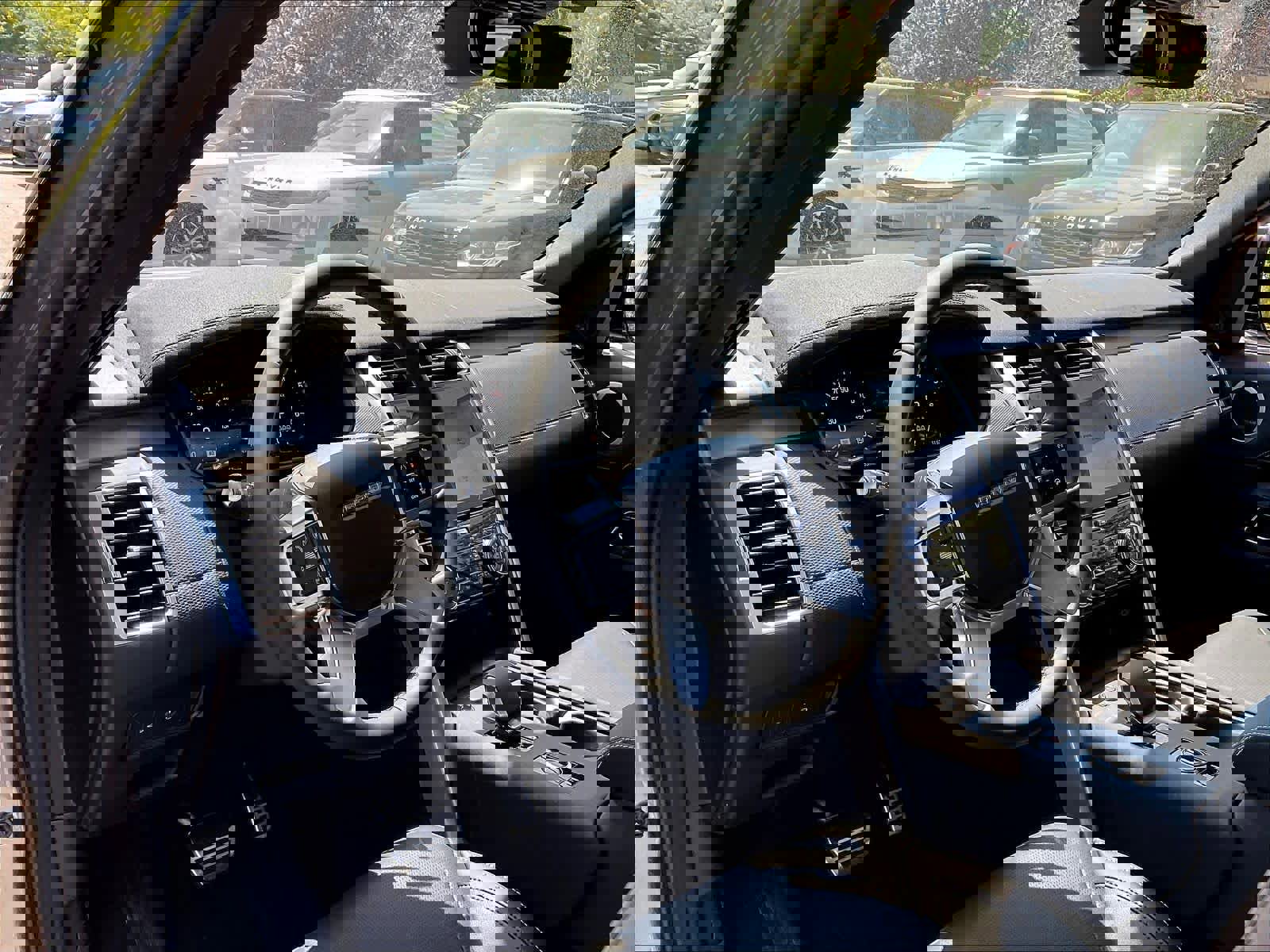 New 2025 Land Rover Discovery Dynamic SE image 8