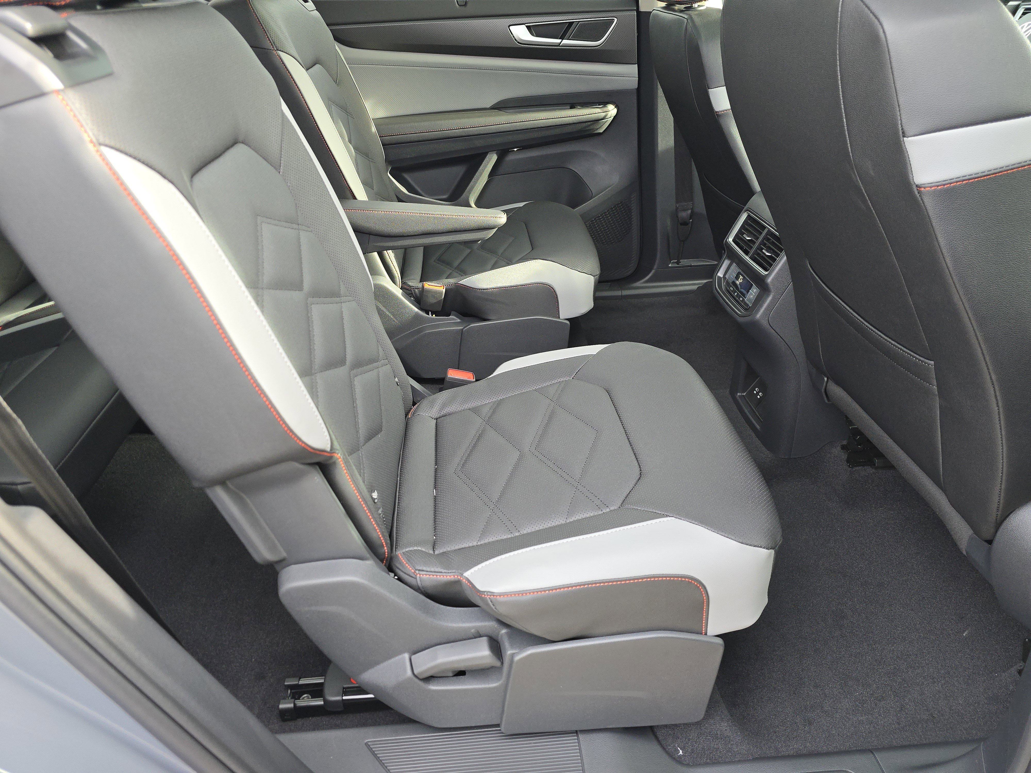 New 2026 Volkswagen Atlas Peak Edition image 18