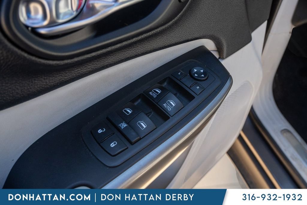 Used 2019 Jeep Cherokee Limited w/ Luxury Group FWD image 14