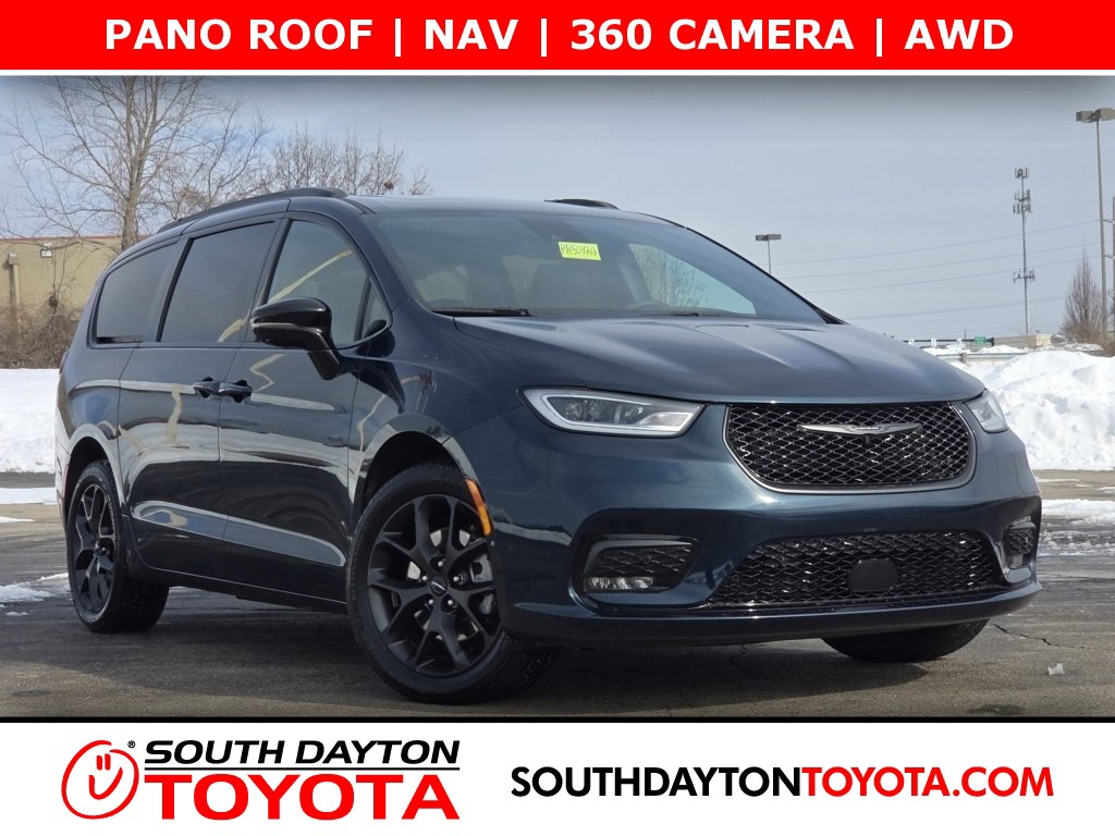 Used 2023 Chrysler Pacifica Limited w/ Uconnect Theater Family Group