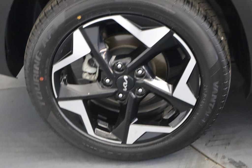 Used 2024 Kia Seltos EX FWD image 11