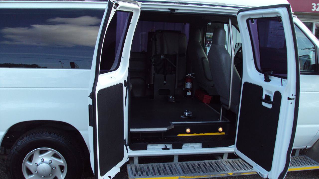 Used 2014 Ford E-250 and Econoline 250 Extended w/ Power Group RWD image 16