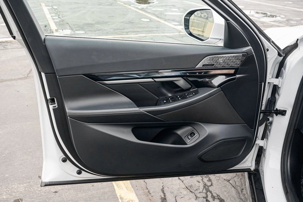 Used 2025 BMW i5 xDrive40 w/ Premium Package image 9