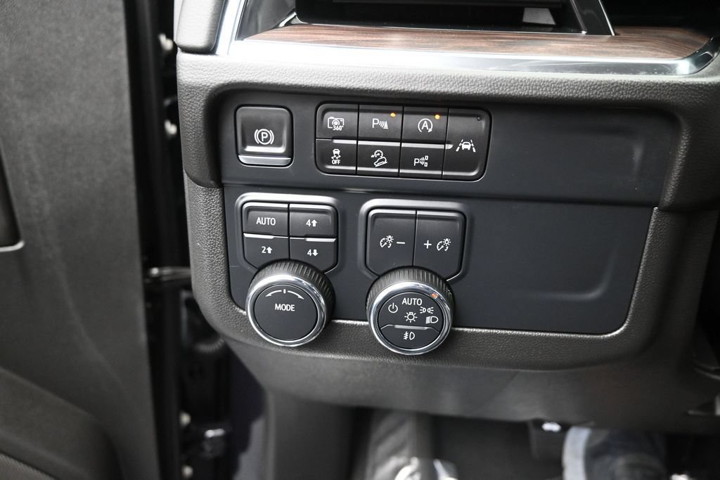 Used 2025 Chevrolet Suburban Z71 AWD/4WD image 18
