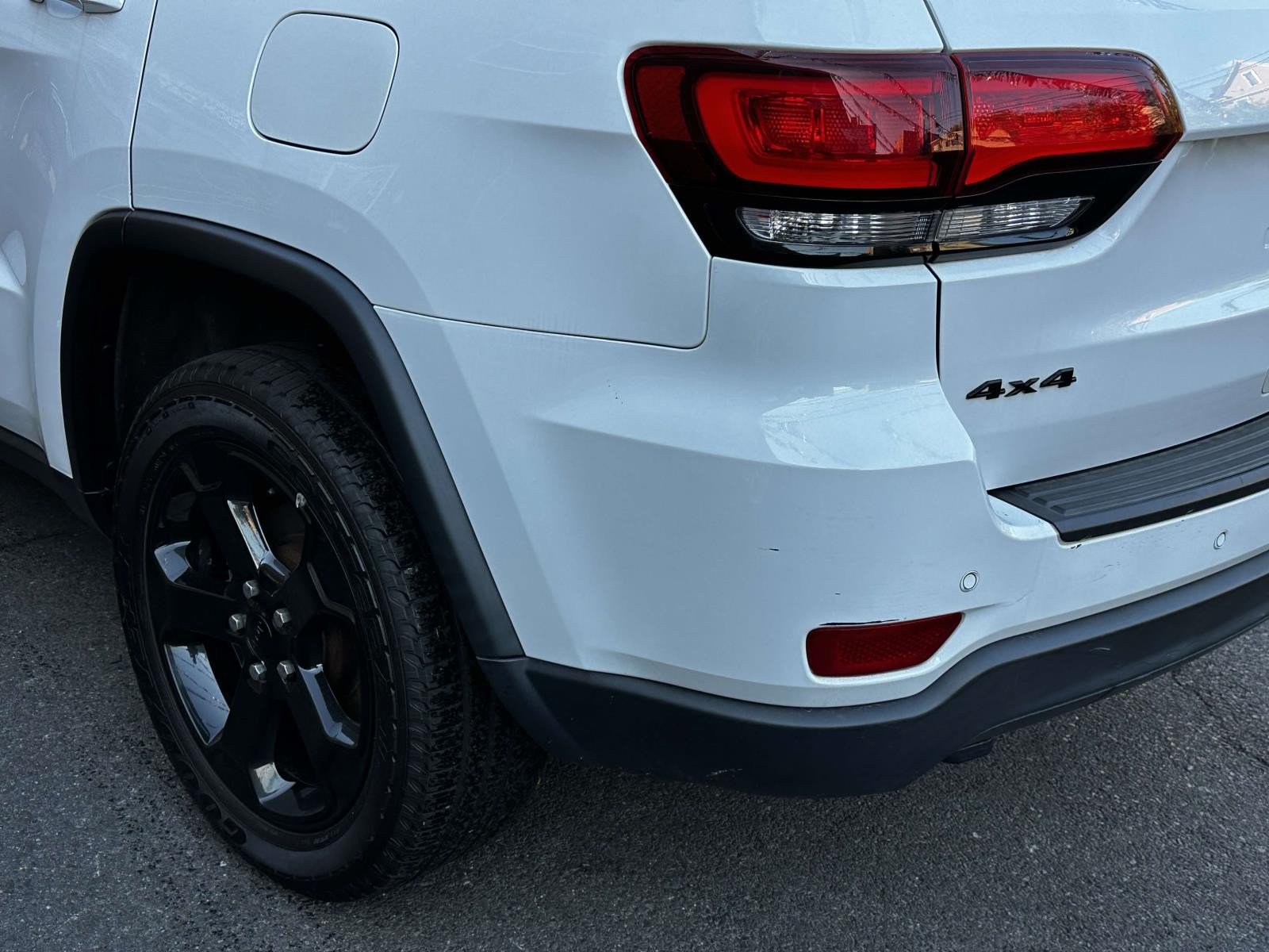 Used 2018 Jeep Grand Cherokee Laredo AWD/4WD image 12