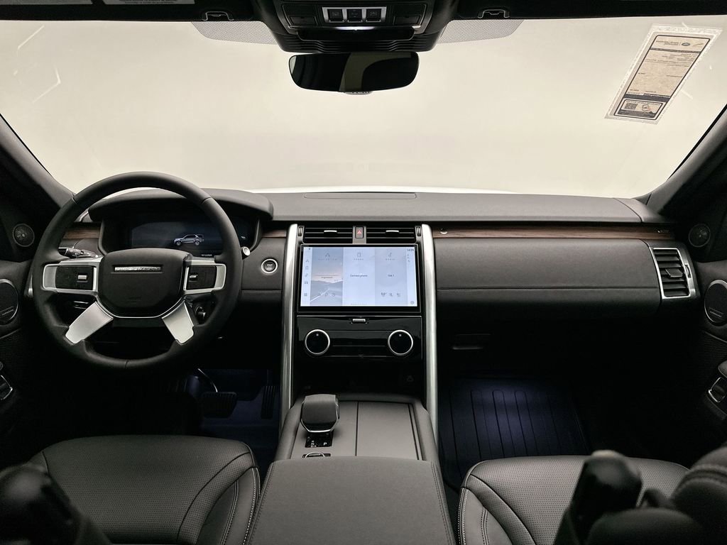 Used 2025 Land Rover Discovery S image 5