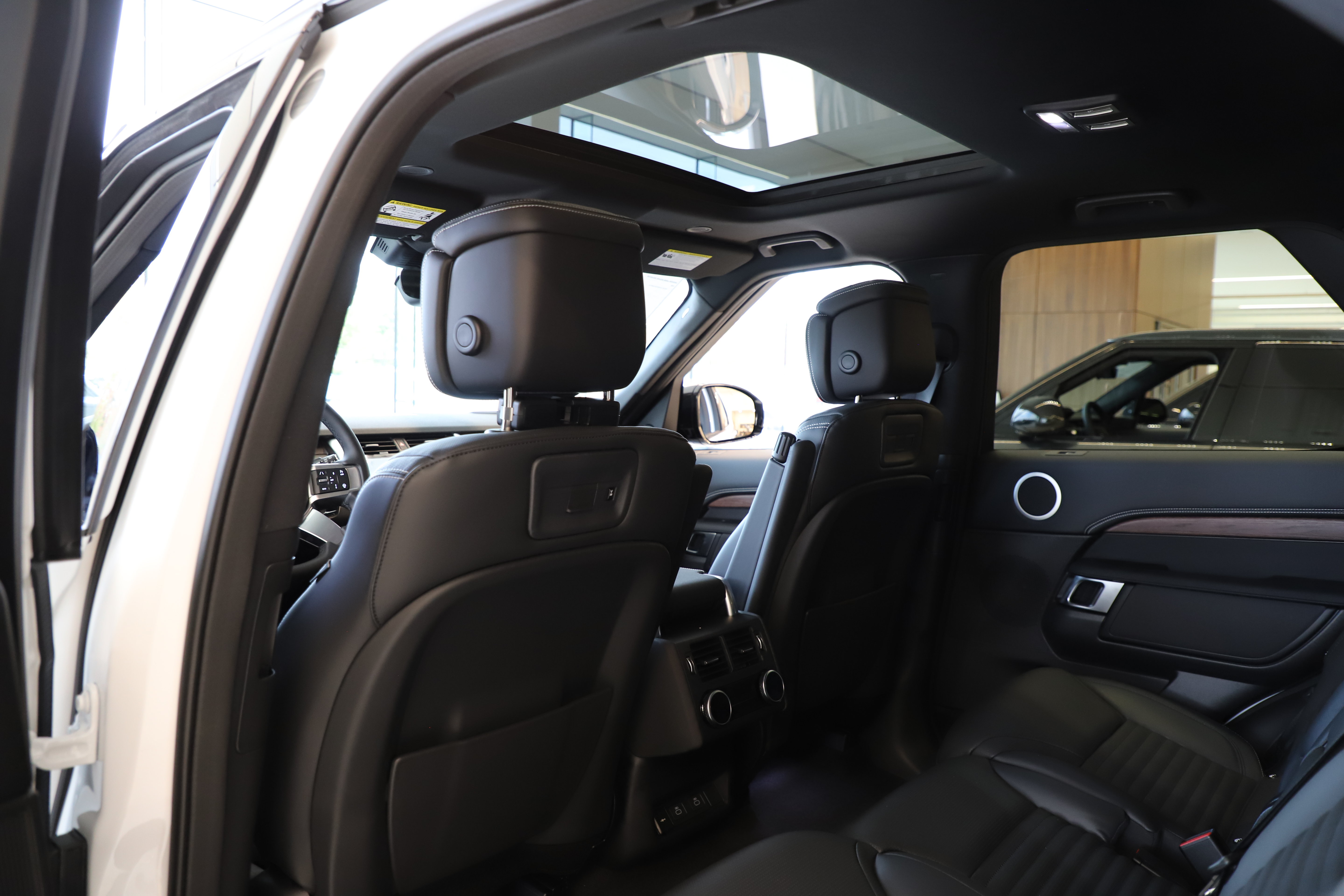 New 2026 Land Rover Discovery Dynamic SE AWD/4WD image 14