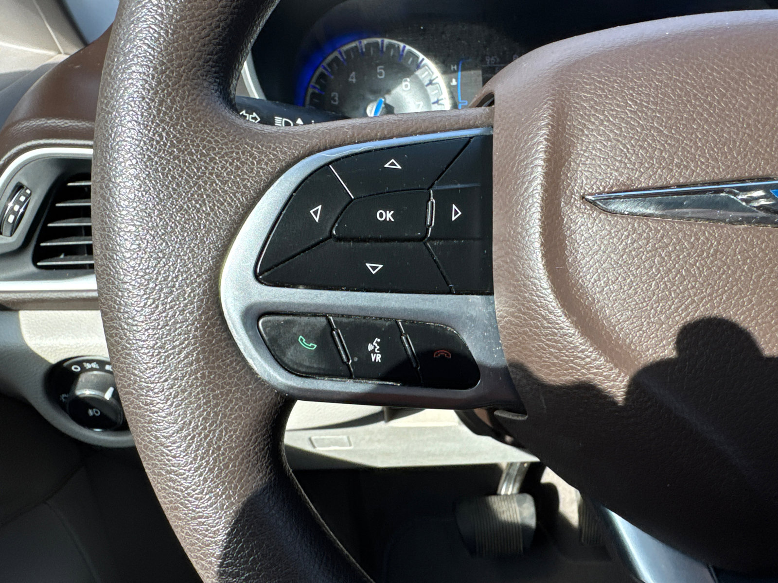 Used 2019 Chrysler Pacifica Touring Plus w/ Tire & Wheel Group FWD image 32