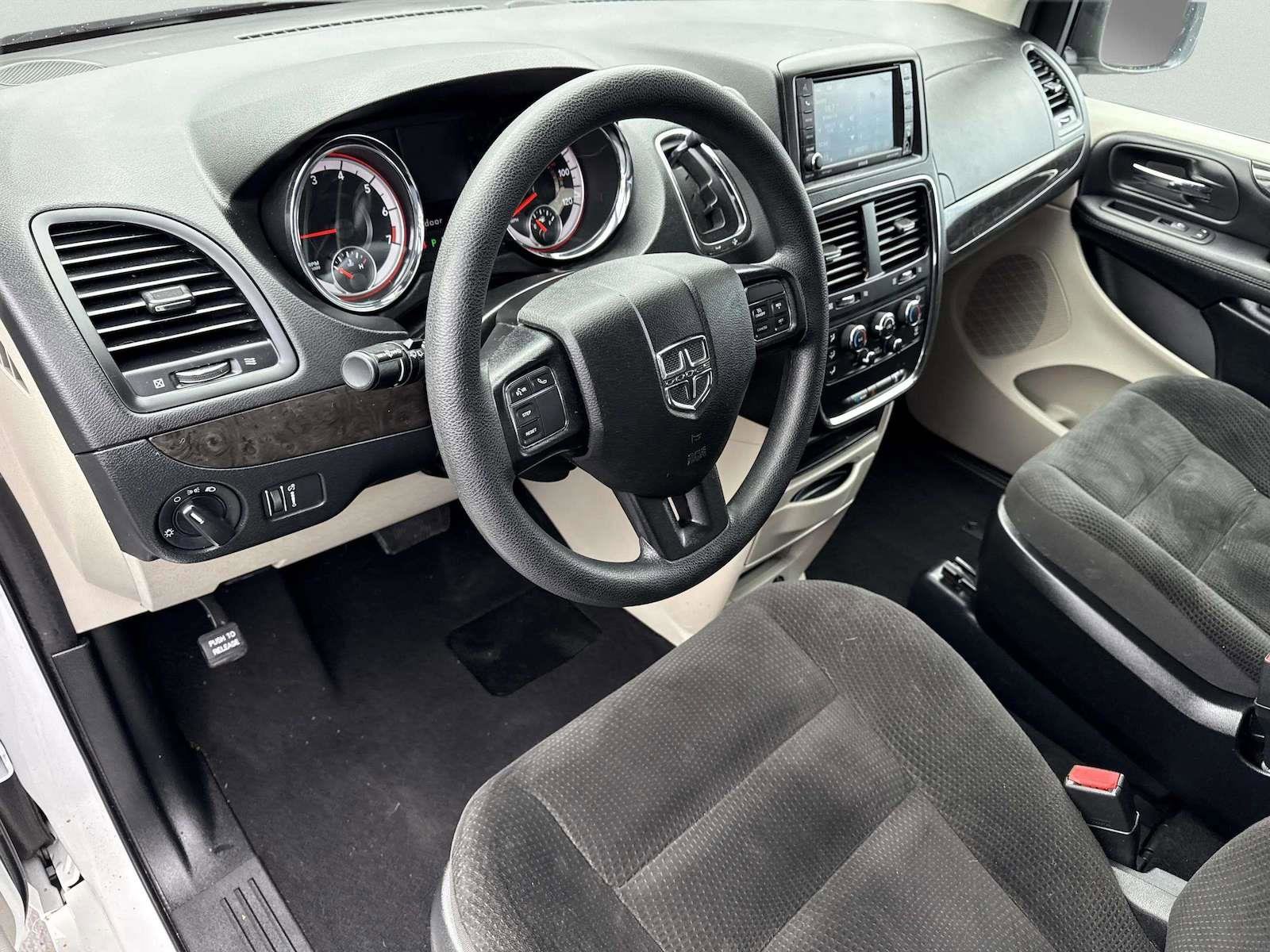 Used 2019 Dodge Grand Caravan SE w/ UConnect Hands-Free Group image 13