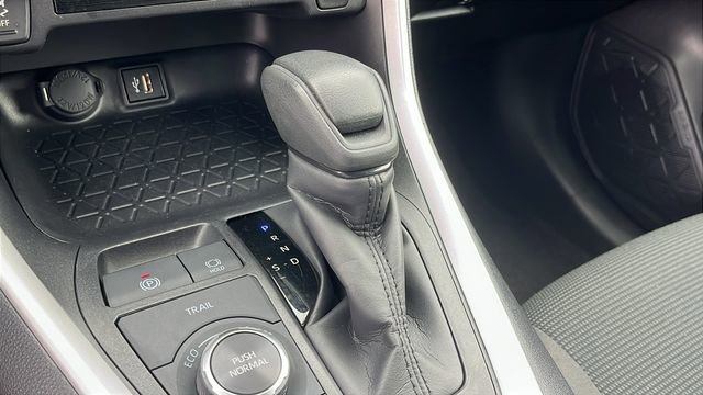 Used 2025 Toyota RAV4 LE AWD/4WD image 18