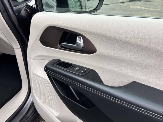 Used 2023 Chrysler Voyager LX FWD image 25