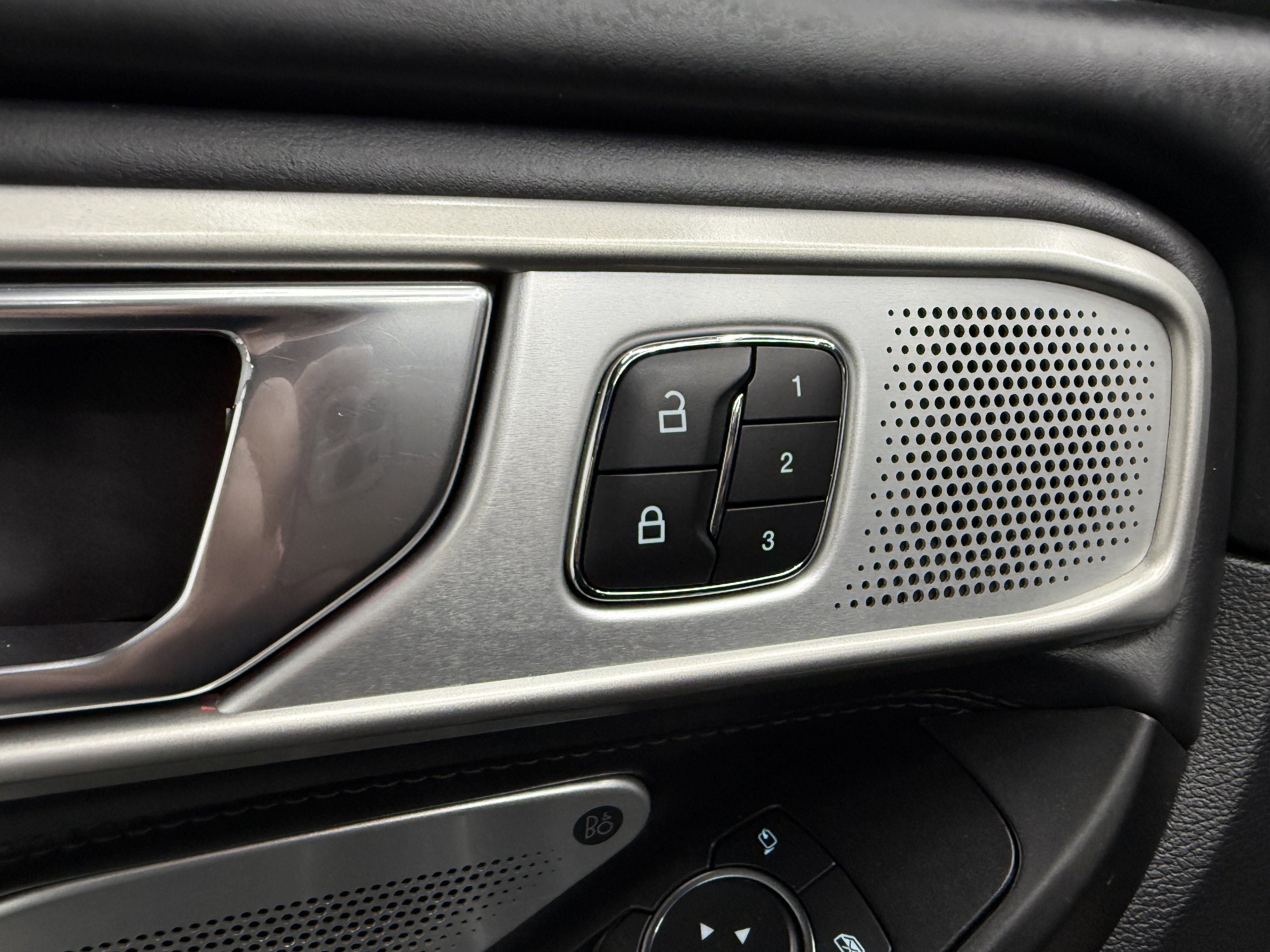 Used 2020 Ford Explorer Platinum image 11