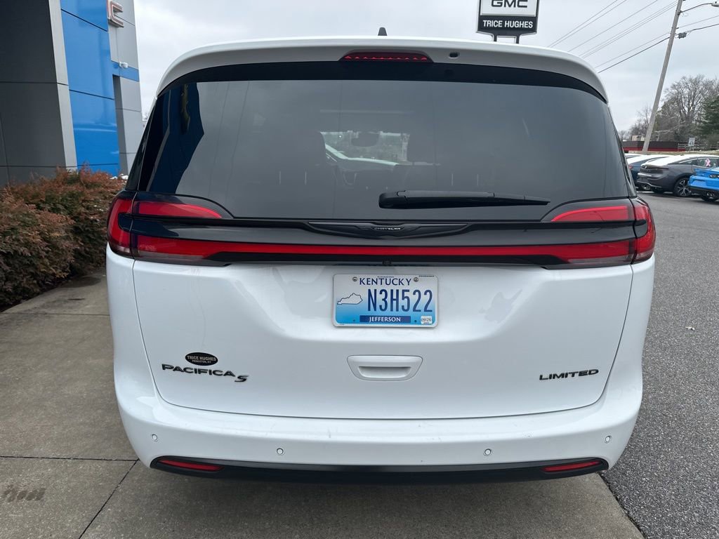 Used 2025 Chrysler Pacifica Limited image 8