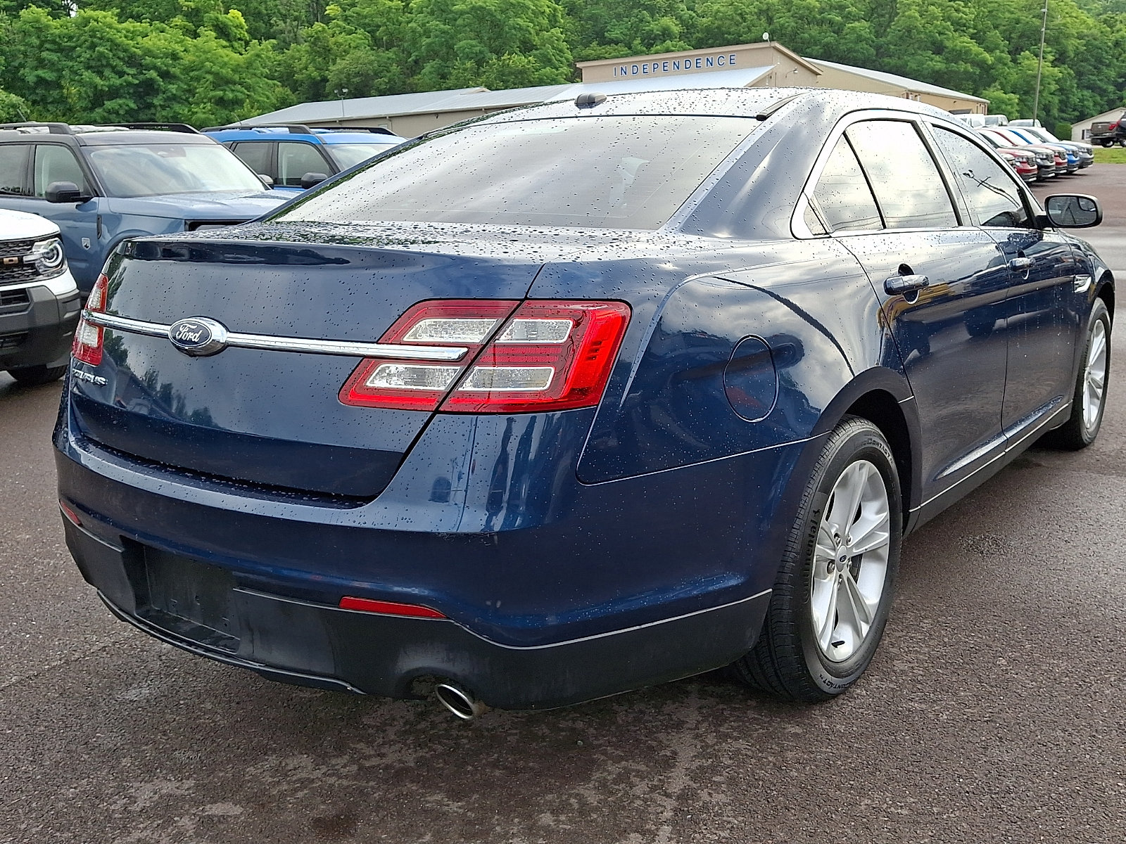 Certified 2017 Ford Taurus SE FWD image 10
