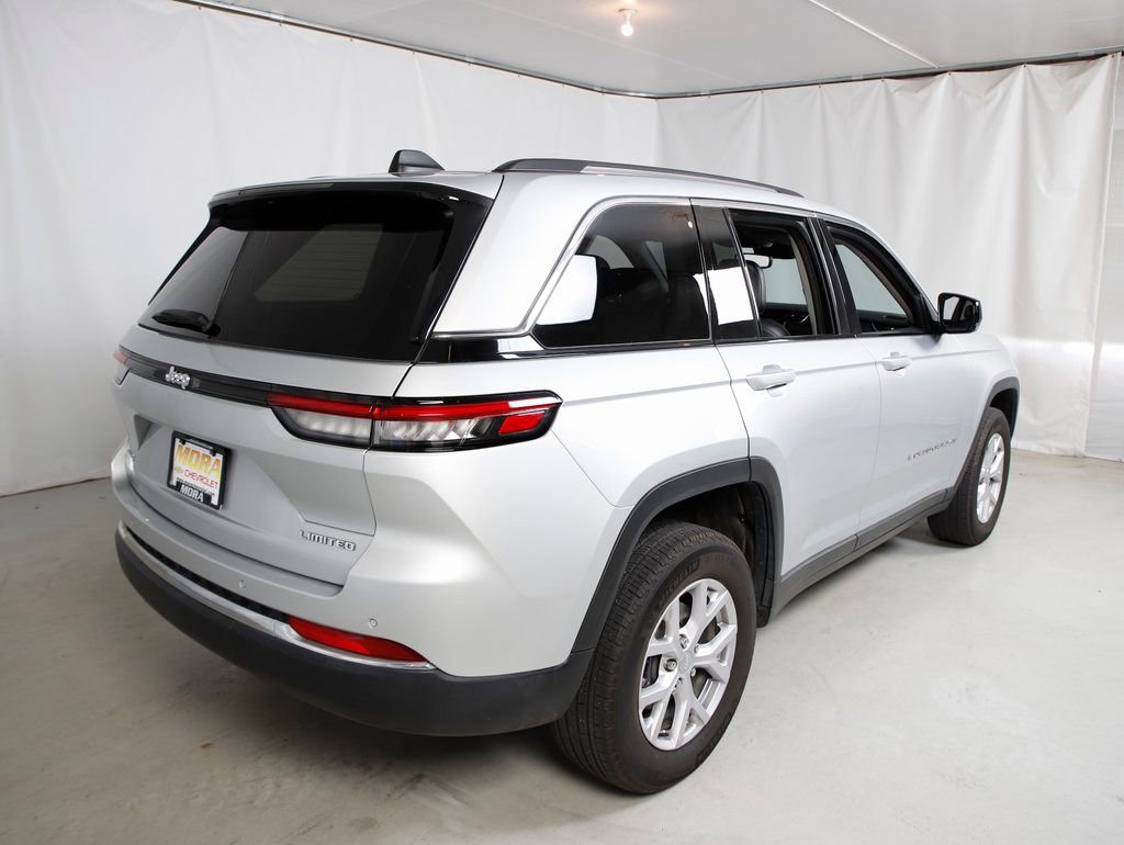 Used 2022 Jeep Grand Cherokee Limited image 3