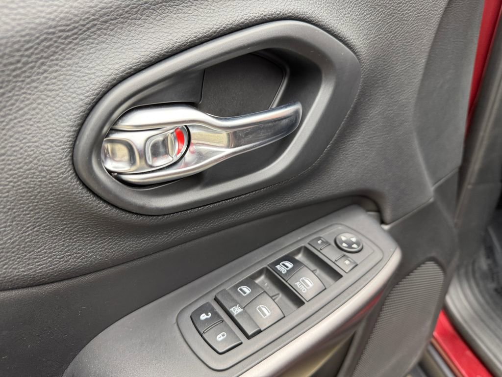 Used 2019 Jeep Cherokee Latitude Plus w/ Cold Weather Group AWD/4WD image 9