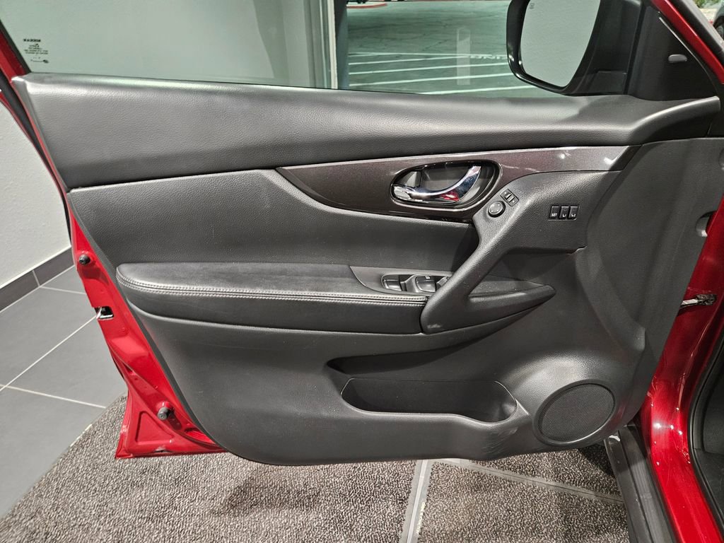 Used 2019 Nissan Rogue SV w/ Premium Package image 13