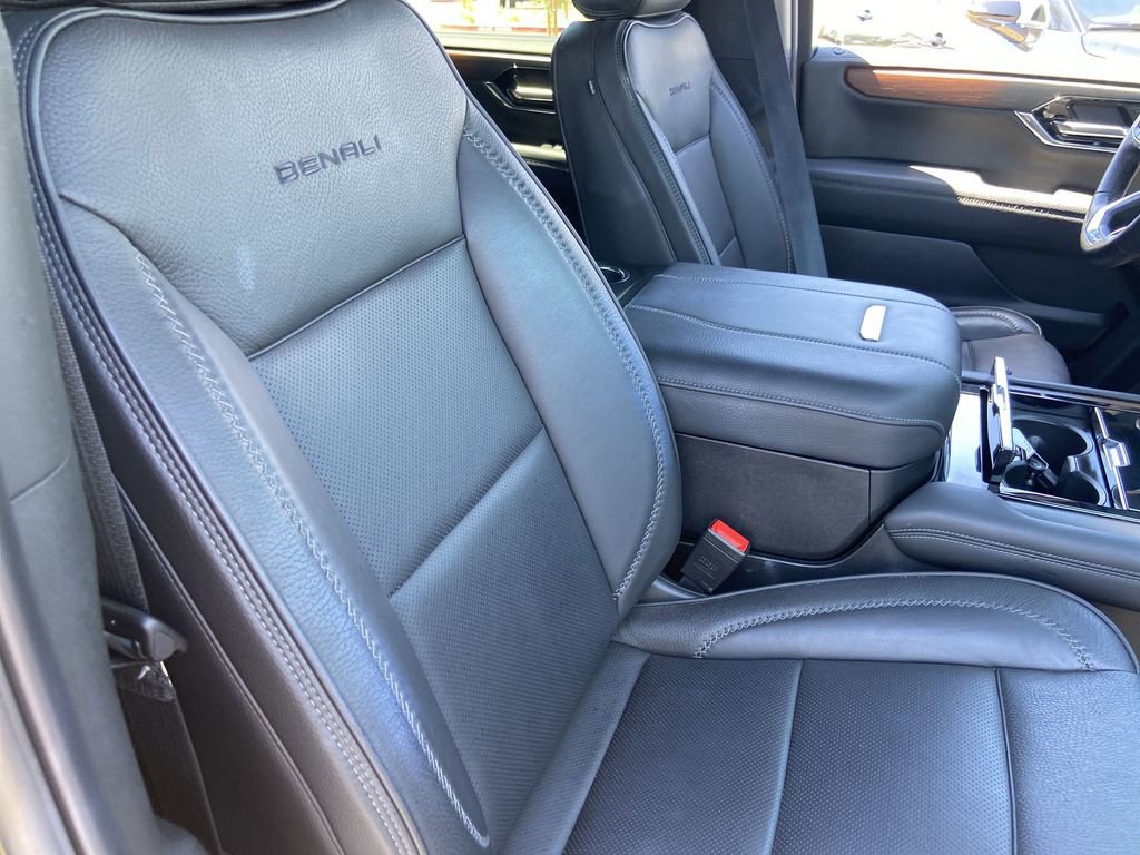 Used 2025 GMC Yukon XL Denali AWD/4WD image 24