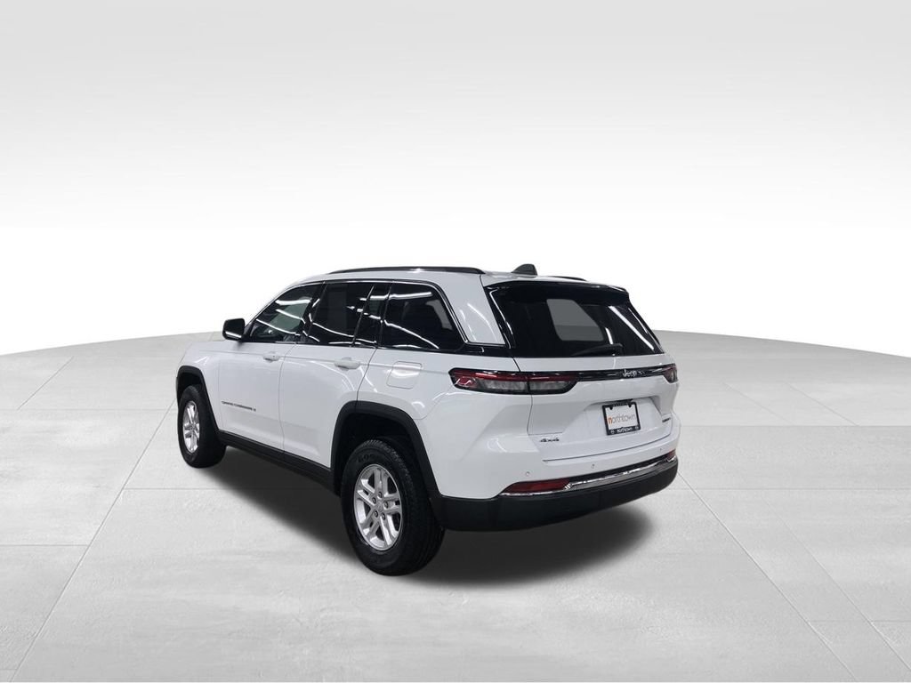 Used 2024 Jeep Grand Cherokee Laredo AWD/4WD image 4