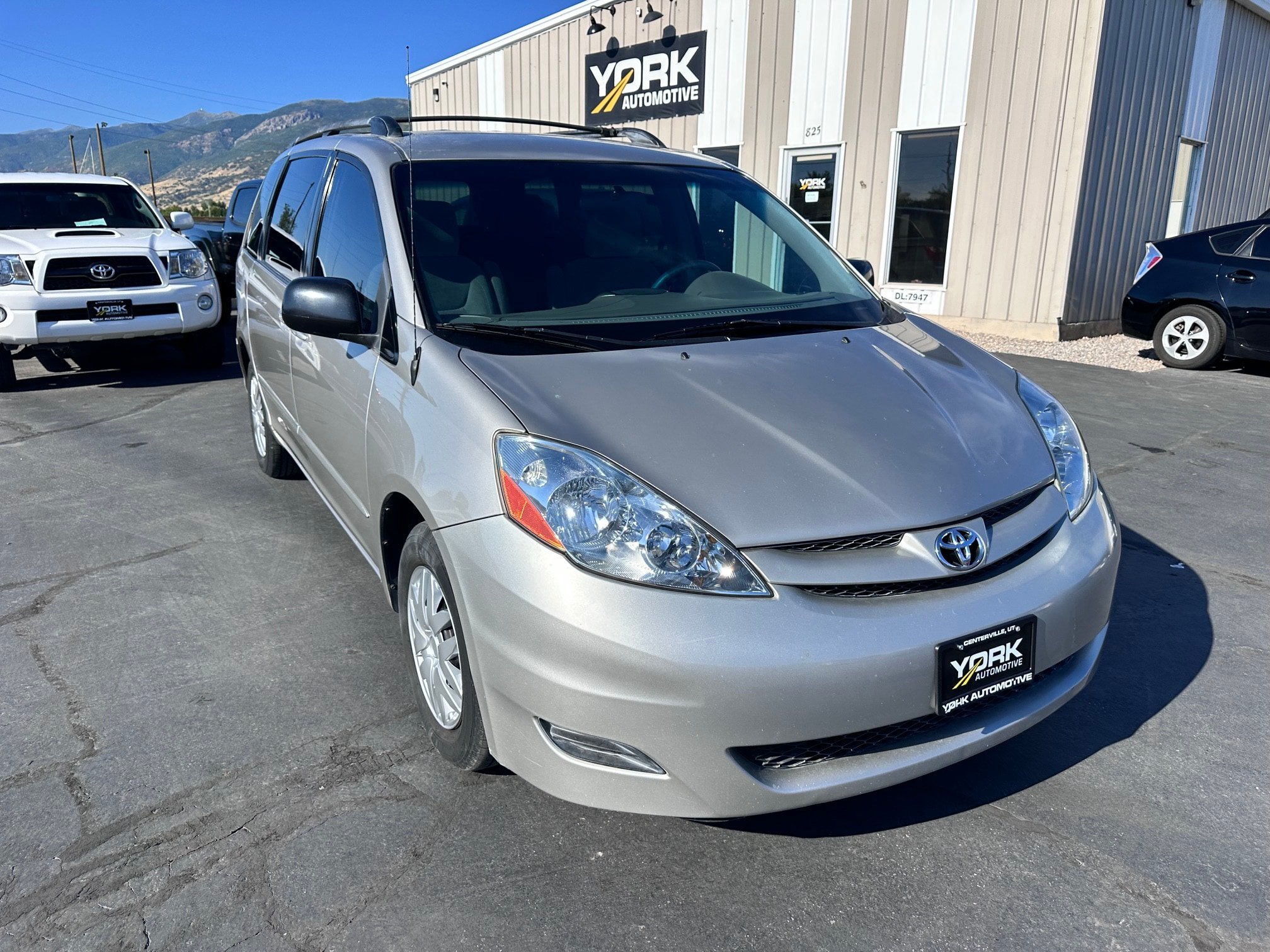 Used 2009 Toyota Sienna CE FWD image 1