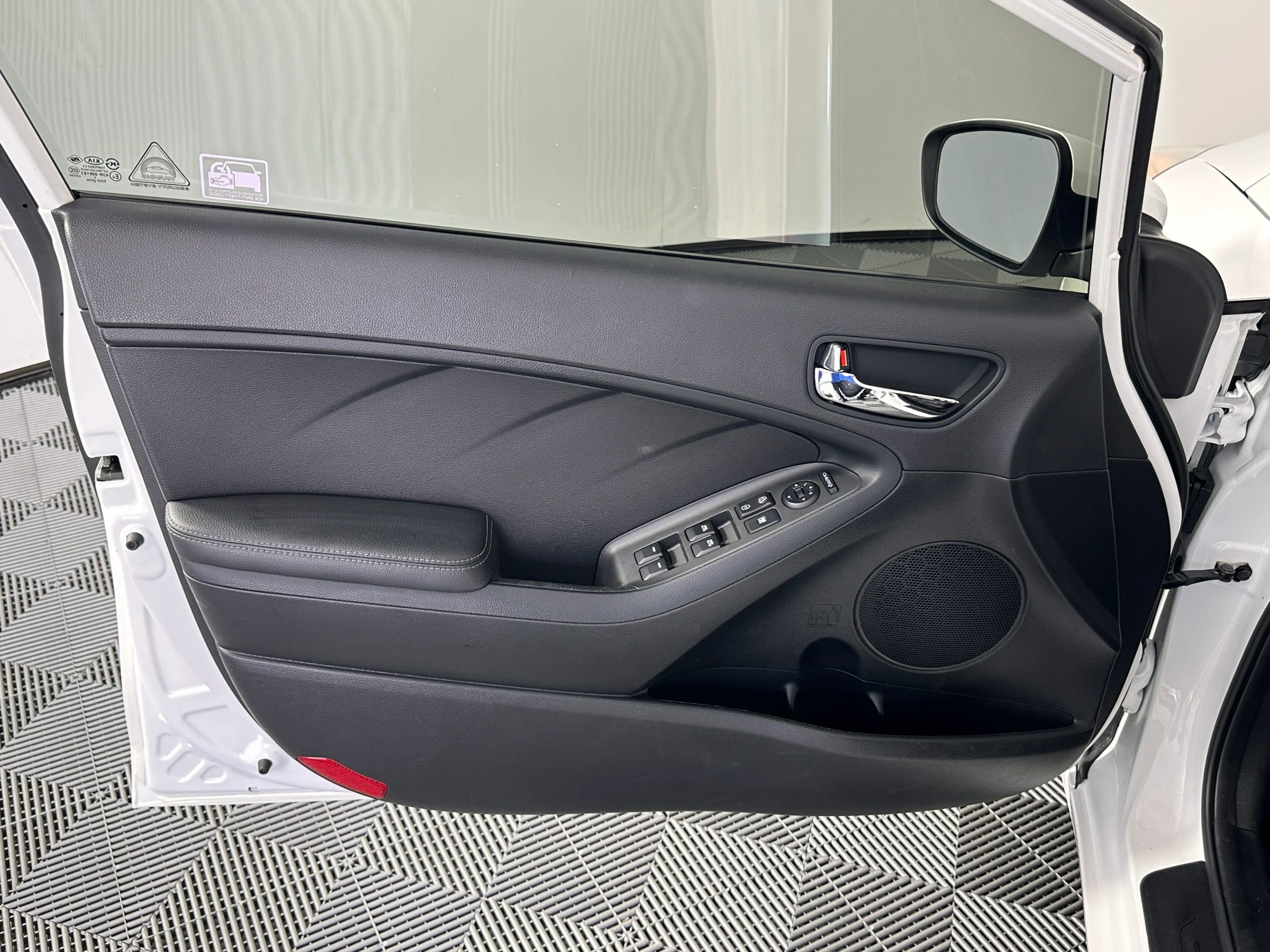 Used 2015 Kia Forte EX image 25