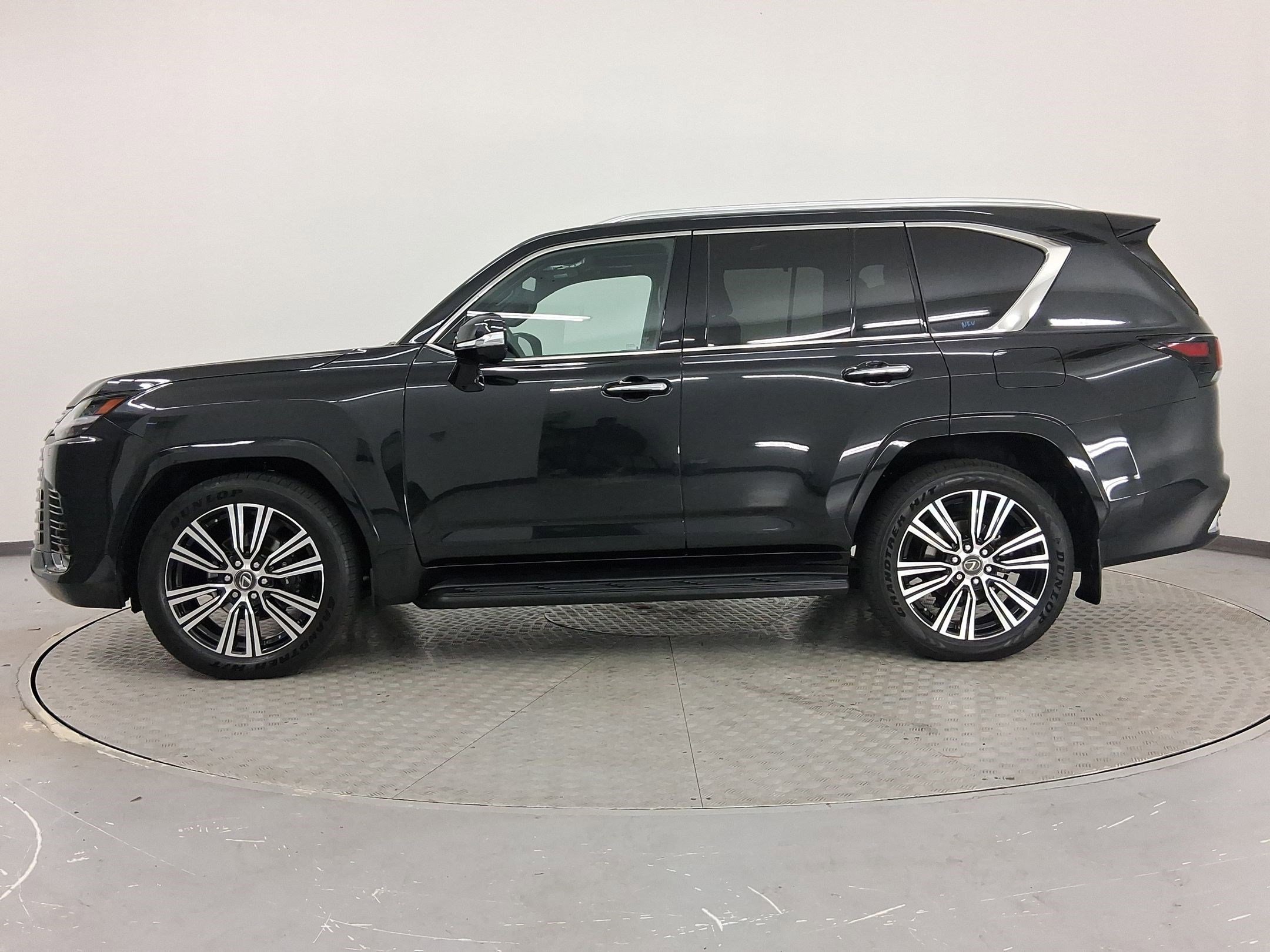 Certified 2025 Lexus LX 600 4WD w/ Luxury Package image 2