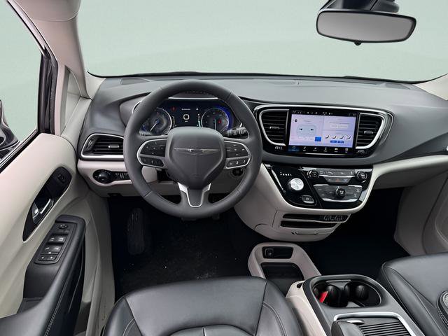 Used 2024 Chrysler Pacifica Touring-L FWD image 7