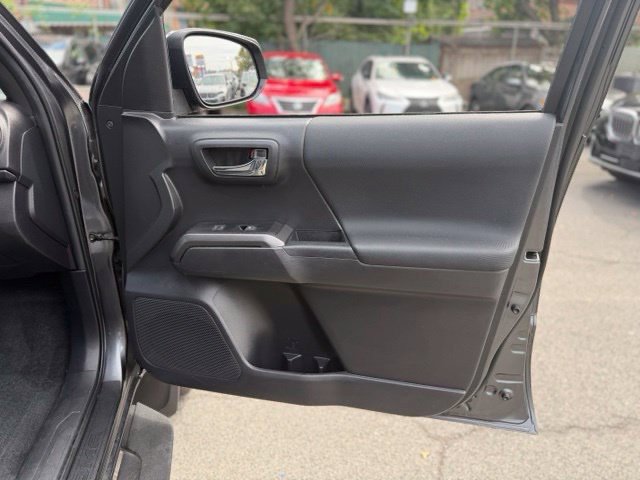 Used 2022 Toyota Tacoma TRD Sport AWD/4WD image 31