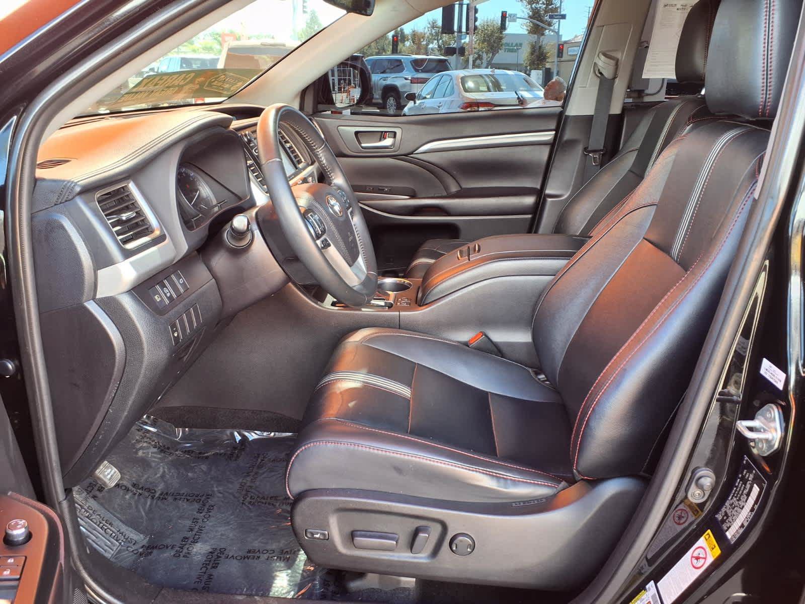 Used 2019 Toyota Highlander SE w/ Carpet Mat Package (TMS) FWD image 20