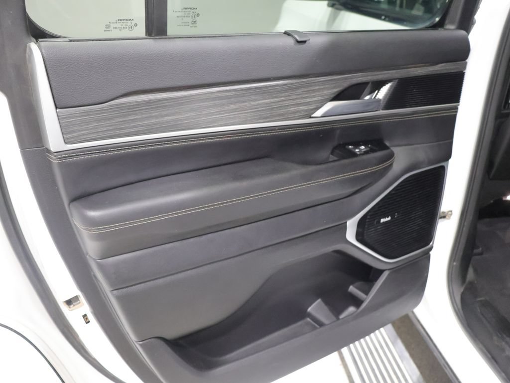 Certified 2023 Jeep Wagoneer Series III w/ Premium Group I AWD/4WD image 19