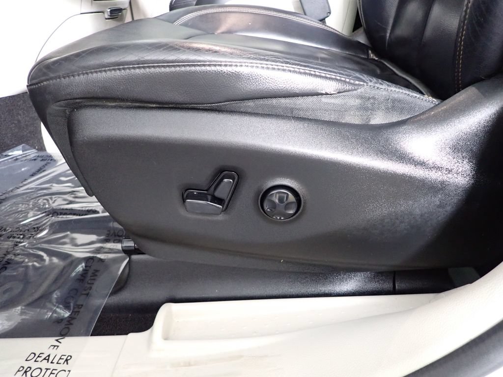 Used 2017 Chrysler Pacifica Touring-L w/ Tire & Wheel Group FWD image 22