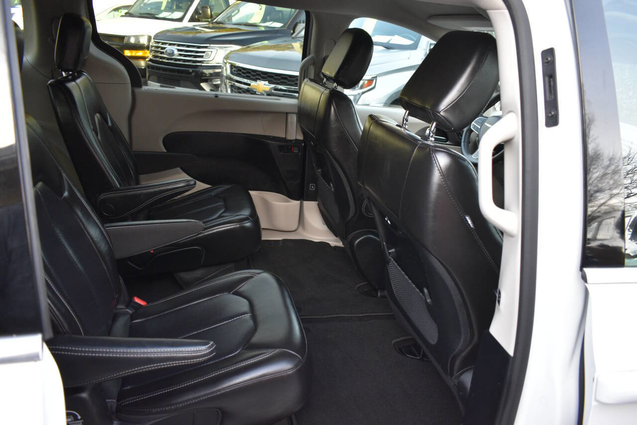 Used 2023 Chrysler Pacifica Touring-L image 14