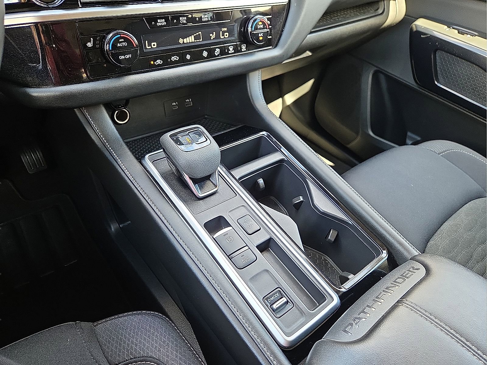 Used 2025 Nissan Pathfinder SV FWD image 25