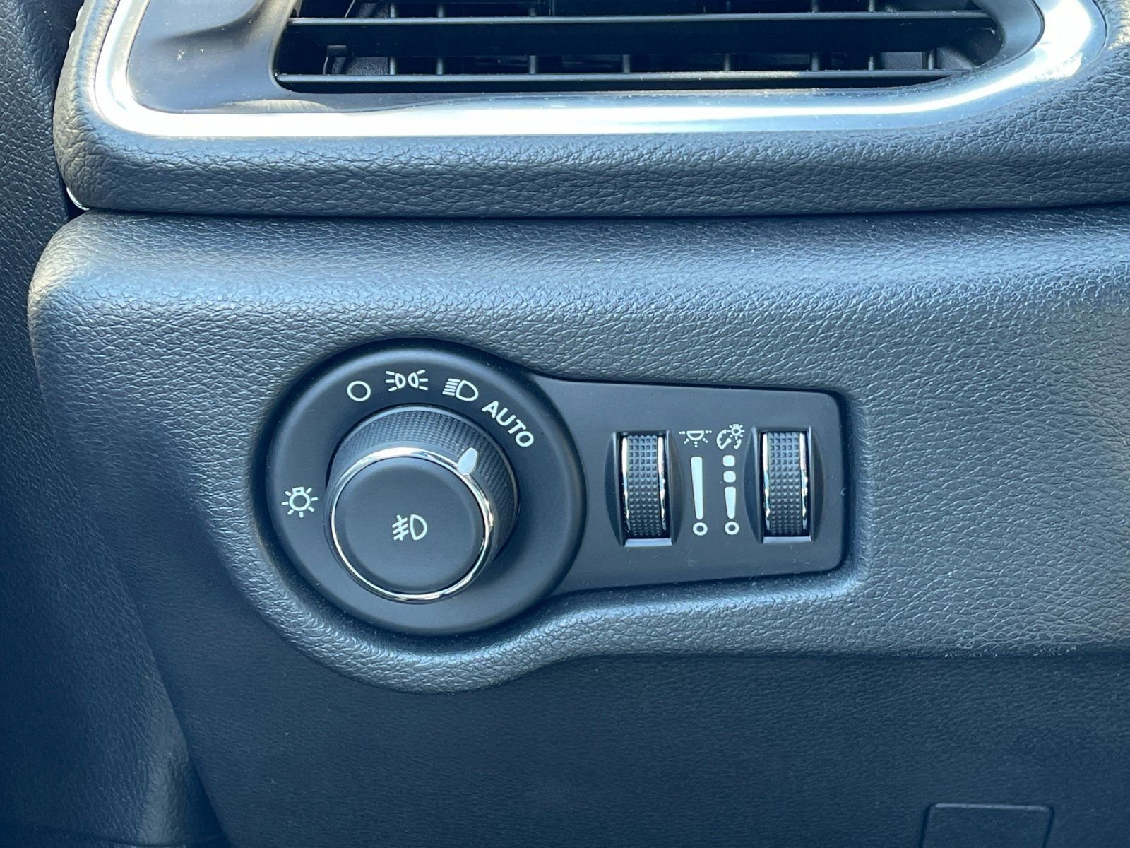 Used 2025 Chrysler Pacifica Limited image 20