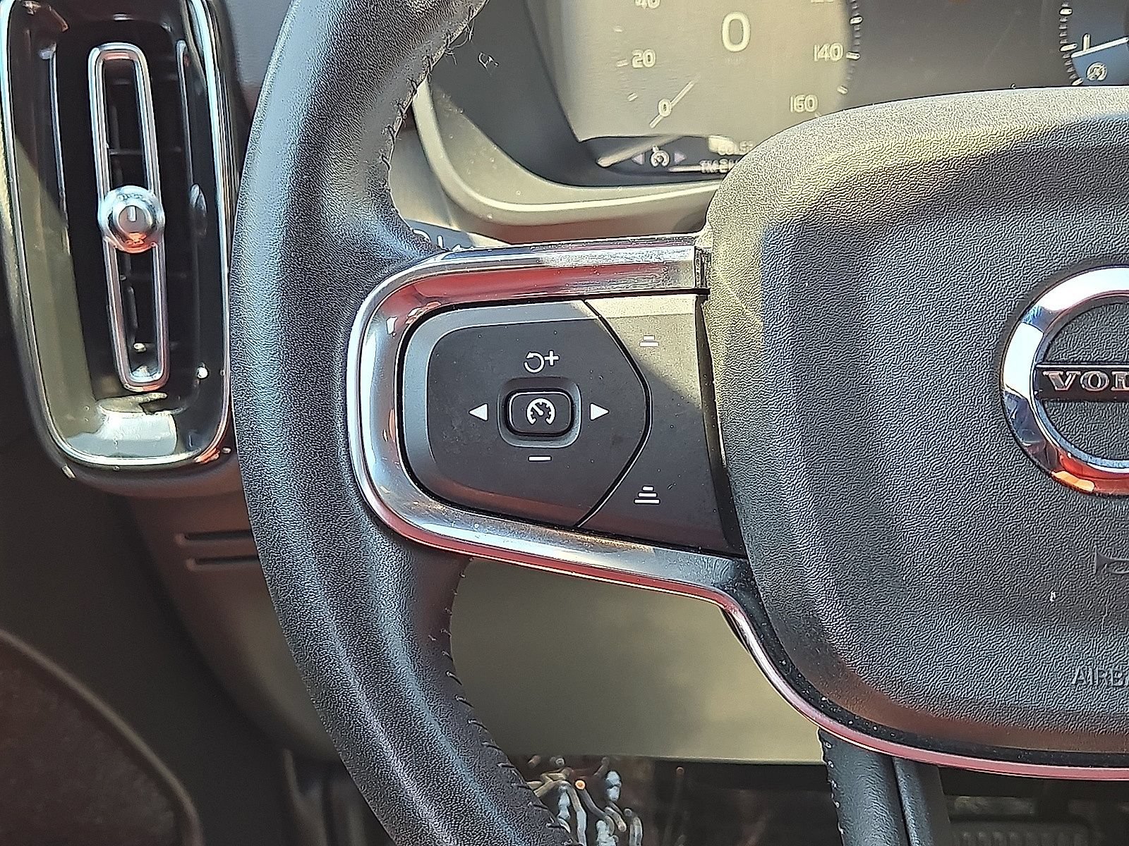 Used 2021 Volvo XC40 T4 Inscription FWD image 19