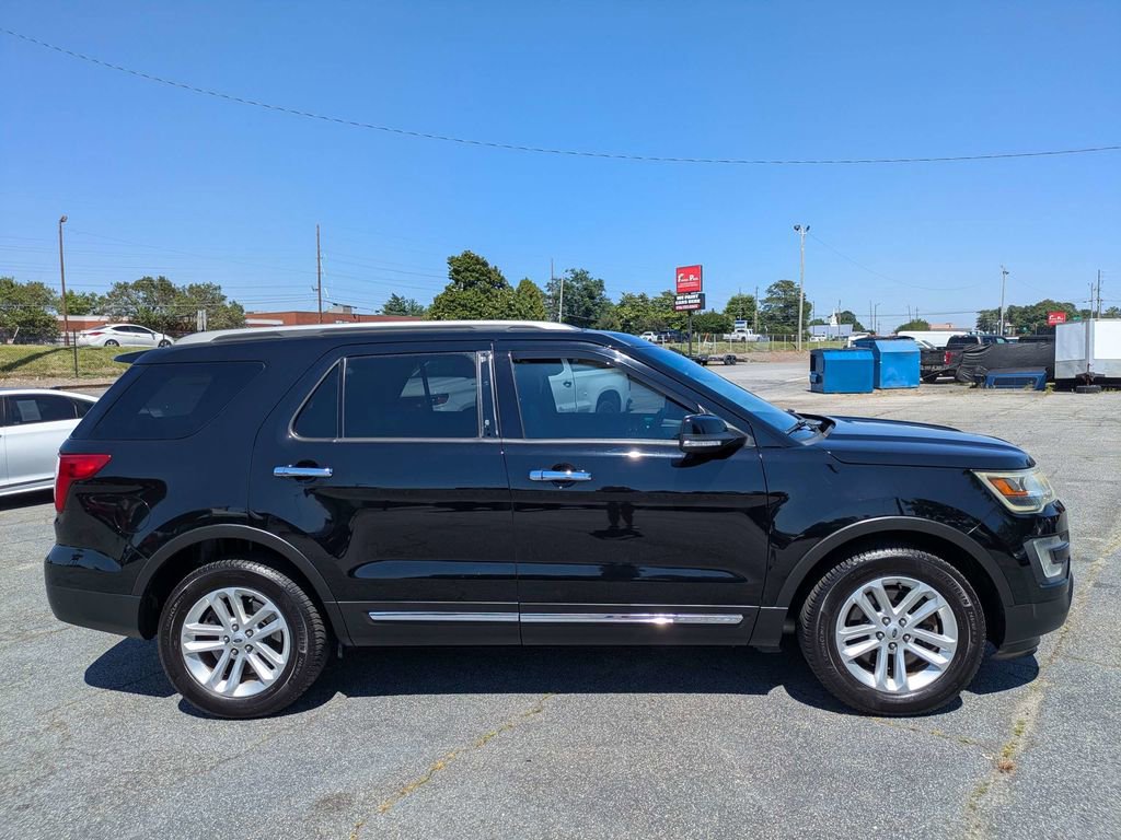 Used 2017 Ford Explorer XLT w/ Equipment Group 202A FWD image 4