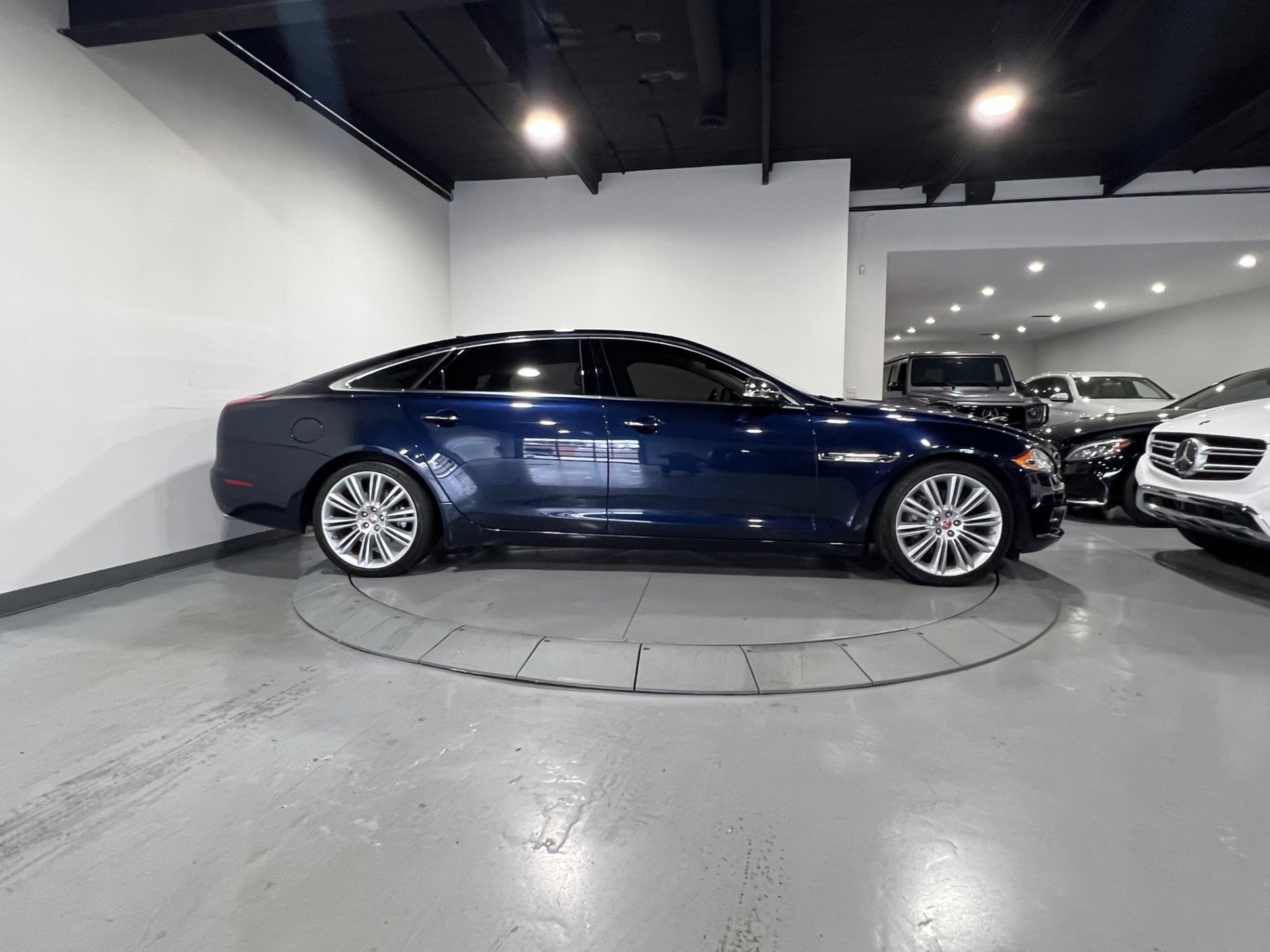 Used 2015 Jaguar XJ L Portfolio RWD image 10