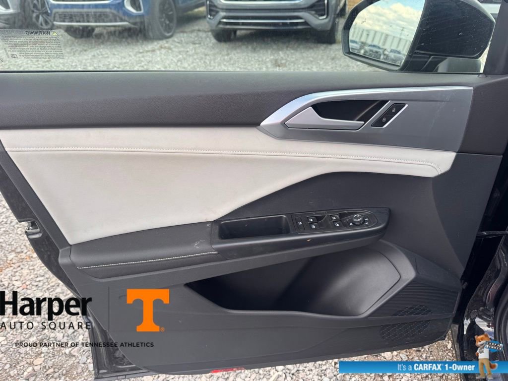 Used 2025 Volkswagen Taos SE image 18