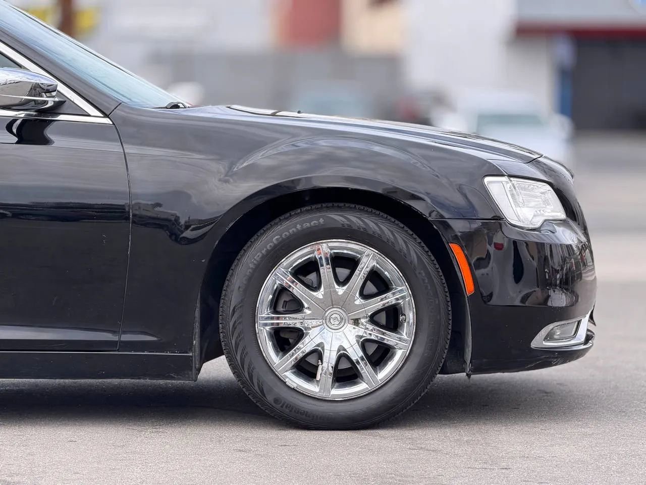 Used 2018 Chrysler 300 Limited RWD image 18