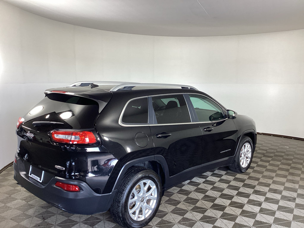 Used 2017 Jeep Cherokee Latitude AWD/4WD image 2