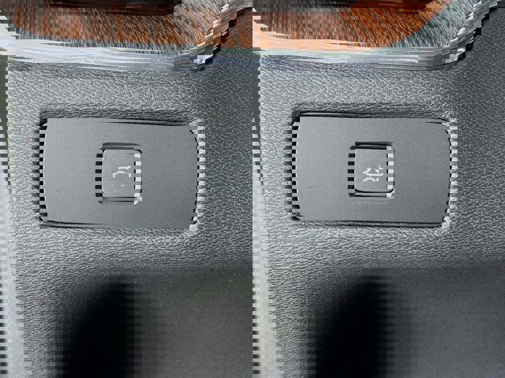 Certified 2023 Volvo XC60 B5 Plus w/ Protection Package Premier image 10