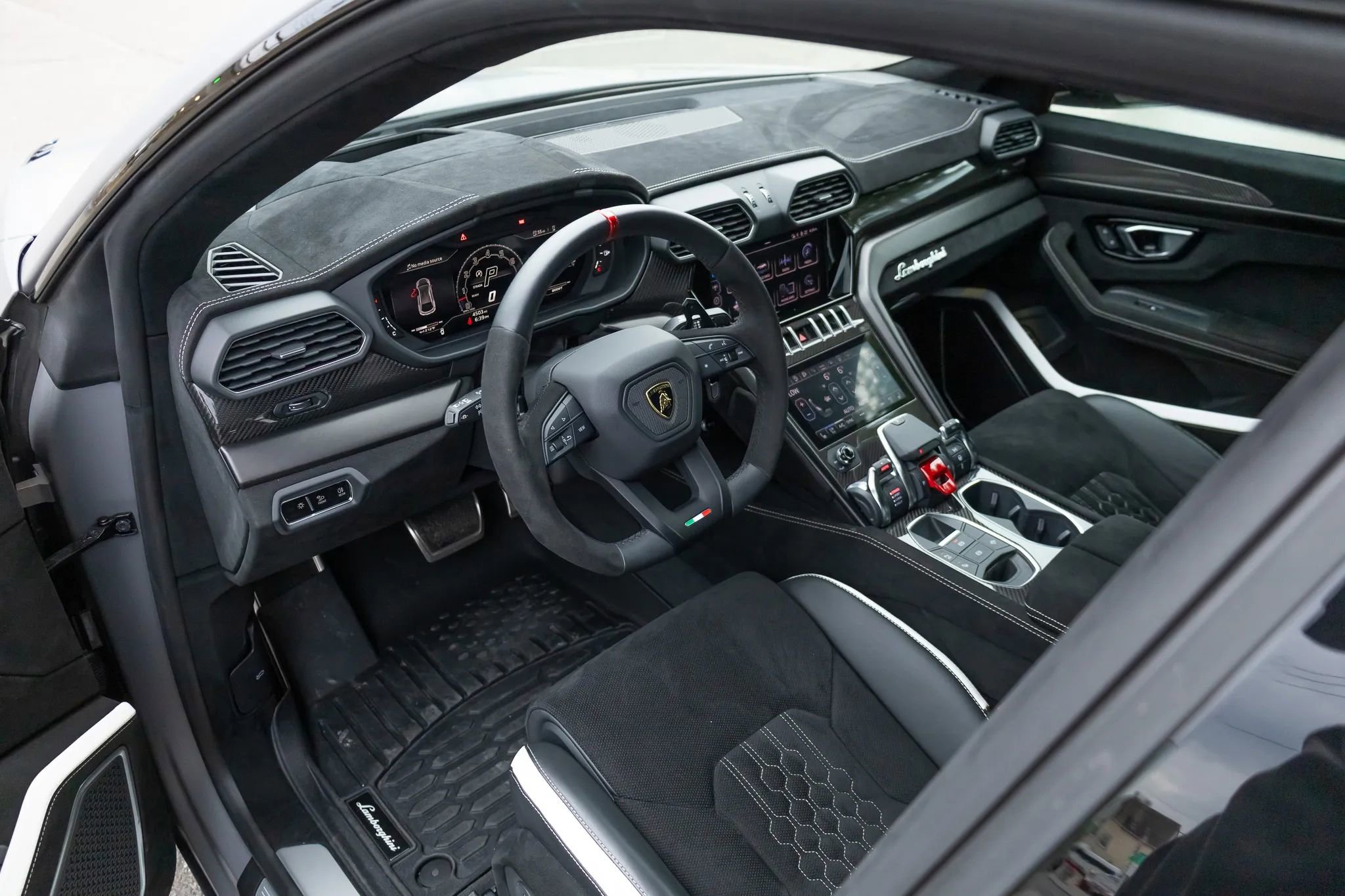 Used 2024 Lamborghini Urus Performante AWD/4WD image 54