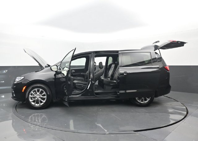 Used 2026 Chrysler Pacifica Limited FWD image 35