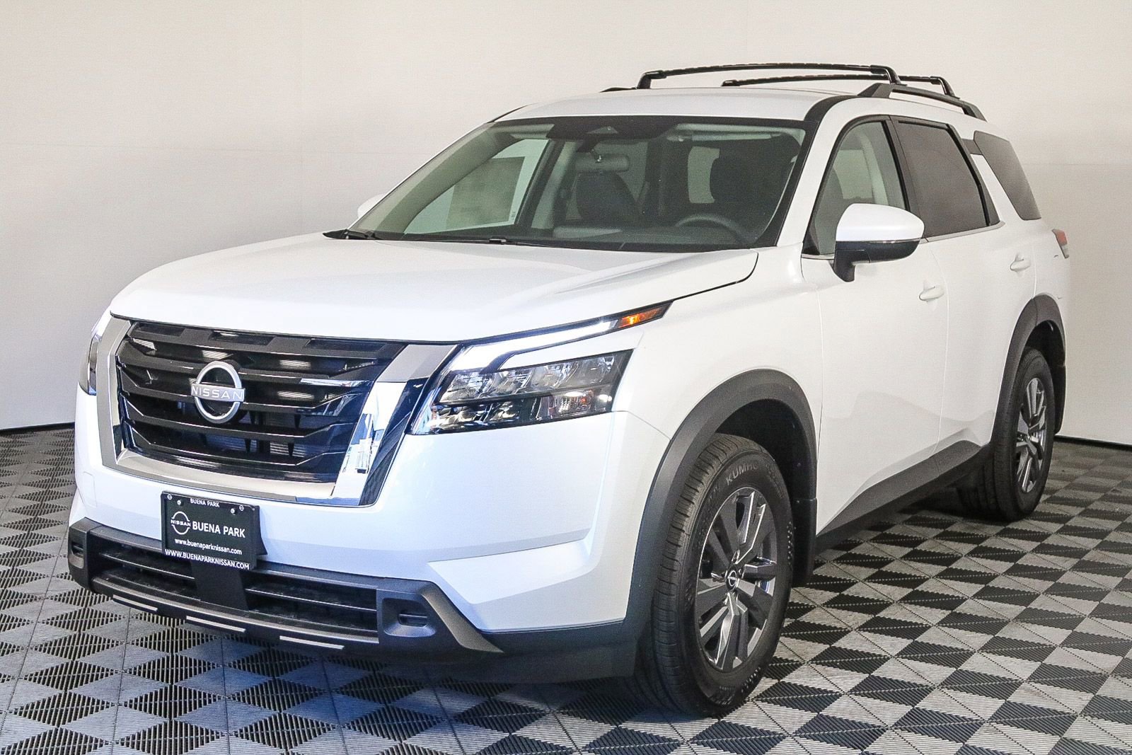 Certified 2025 Nissan Pathfinder SV image 3
