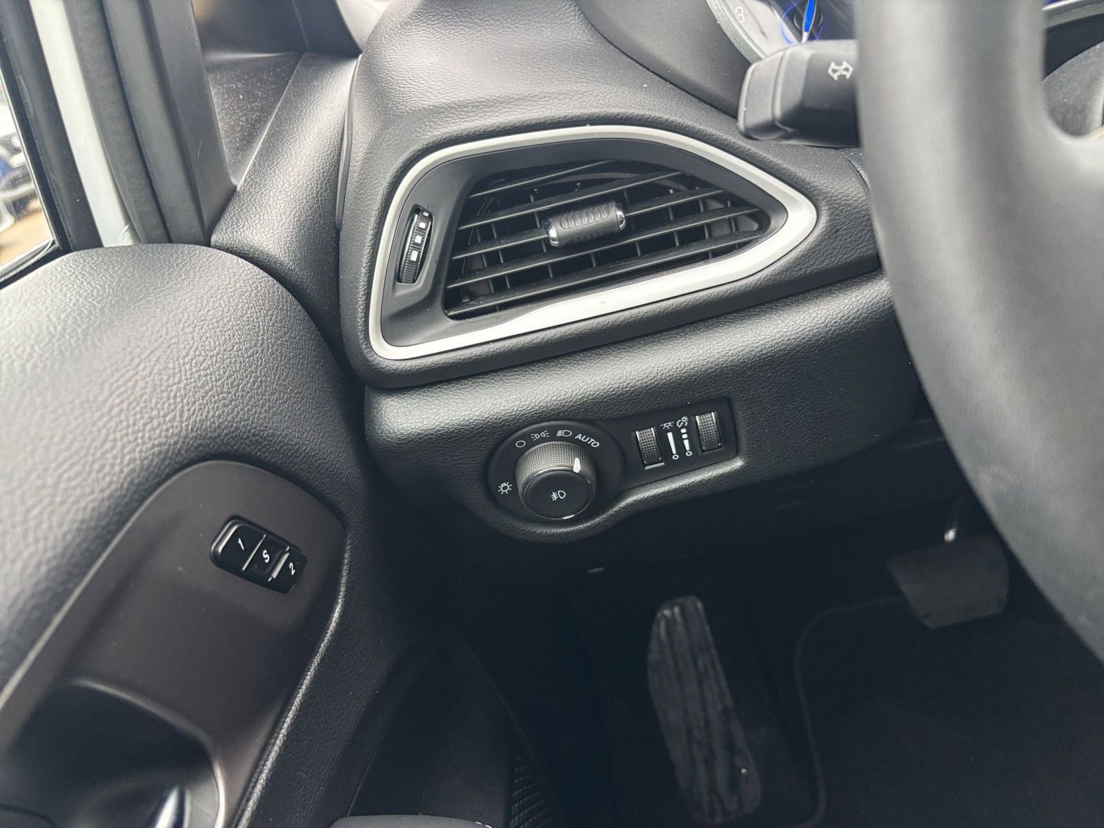 Used 2025 Chrysler Pacifica Select image 37